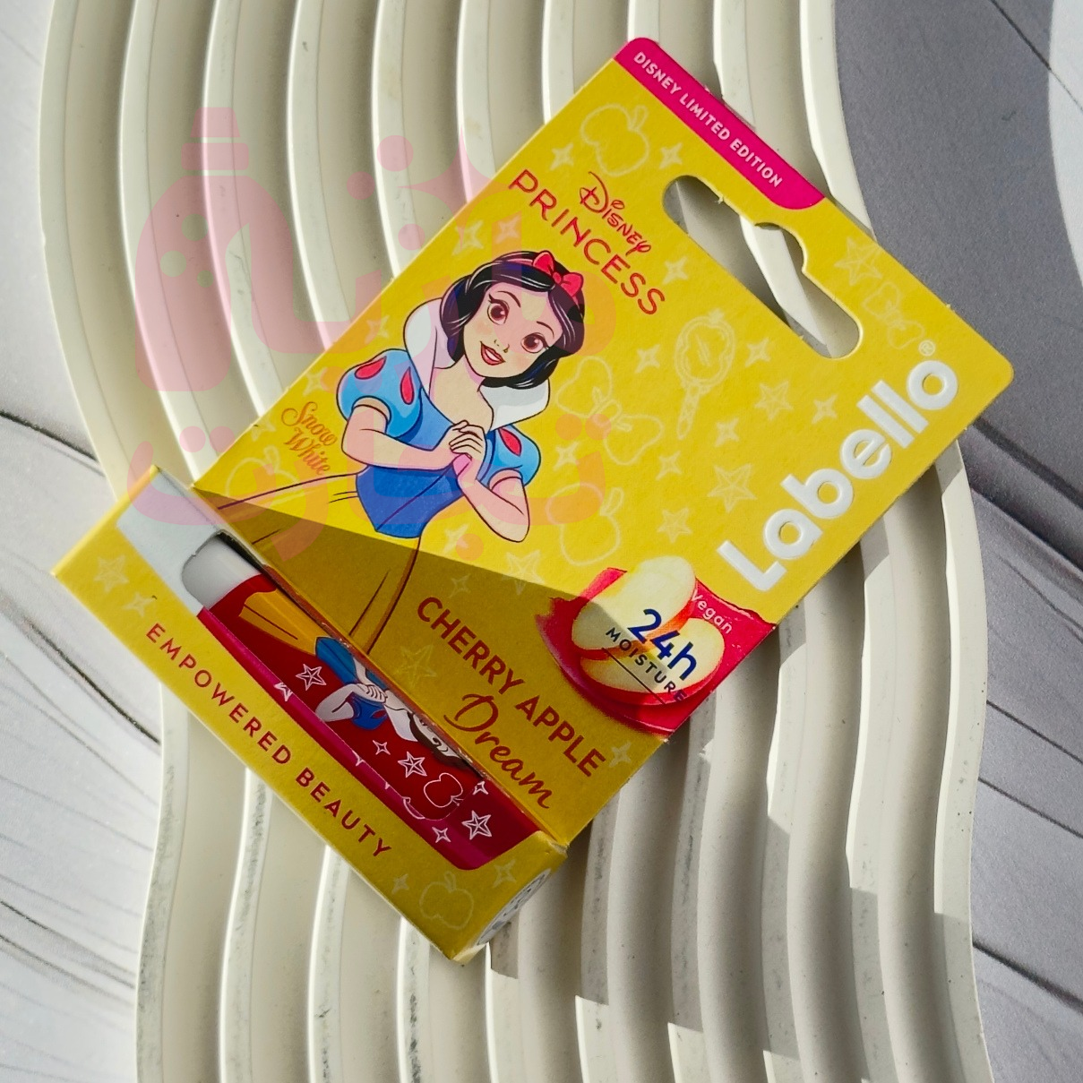 بالم لب بچگانه لابلو LABELLO طرح سفید‌برفی رایحه سیب و گیلاس ۴/۸گرم