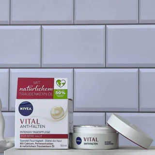 کرم روز مرطوب‌کننده و تقویتی نیوا ۵۰میل VITAL